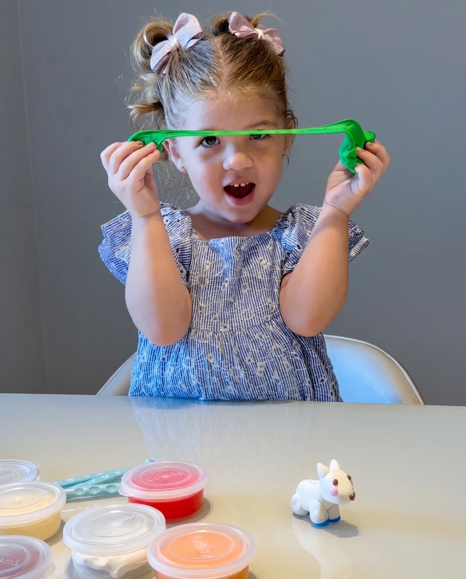 Criança brincando com a argila YoClay